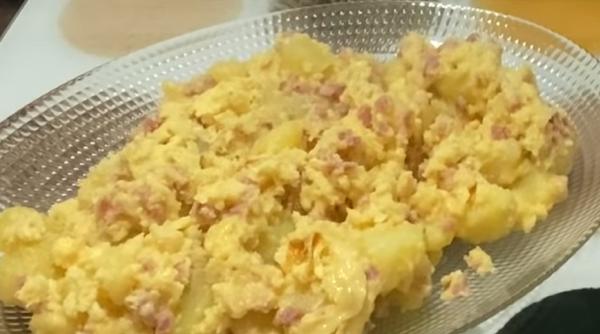 Omletă cu șuncă și cartofi, care se topește în gură. Rețeta tradițională de care nu ați știut până acum