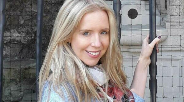 Jurnalistă britanică, soția unui român în UK, a mărturisit că nu s-a dezbrăcat niciodată în fața soțului, în 13 ani de căsnicie: „S-a adaptat”