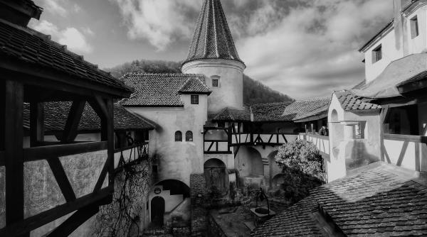 Spania îndeamă oamenii să petreacă Halloween-ul la castelul Bran. Un tur înfricoșător va avea loc la 32 de metri sub pământ la castelul lui Dracula