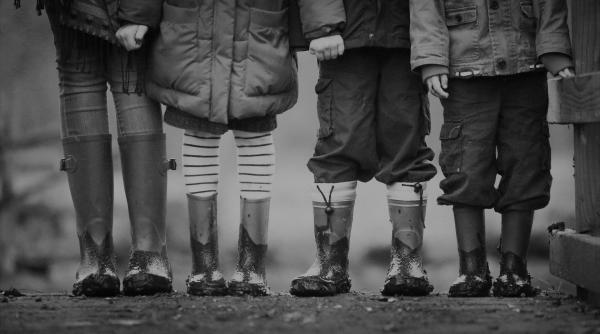 Cinci frați români, obligați de tată să muncească la ferma familiei aproape 20 de ore pe zi