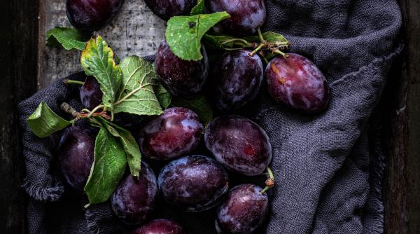 De ce trebuie să consumi prune uscate? Pot preveni una dintre cele mai întâlnite boli la femei, spun specialiștii