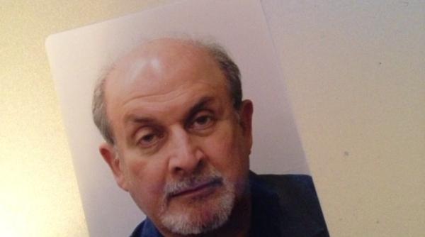 După atacul din august, Salman Rushdie și-a pierdut vederea de la un ochi și mobilitatea unei mâini