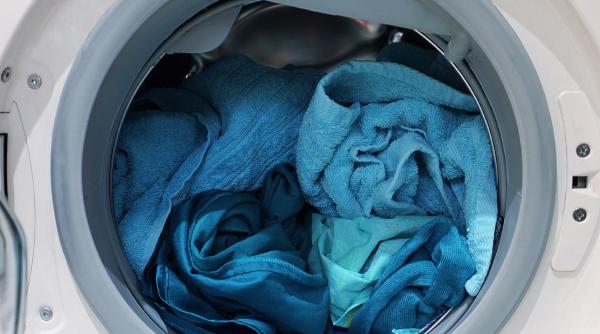 Pune acest ingredient în mașina de spălat atunci când îți speli prosoapele. Un truc de aur! Notează-l chiar acum