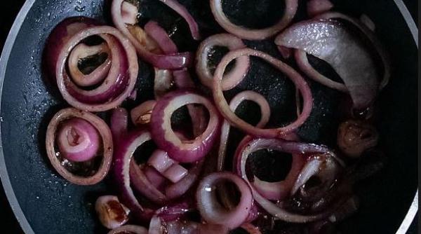 Ceapa prăjită s-a înnegrit? Bucătarii cu experiență au explicat ce trebuie să pui imediat în tigaie 