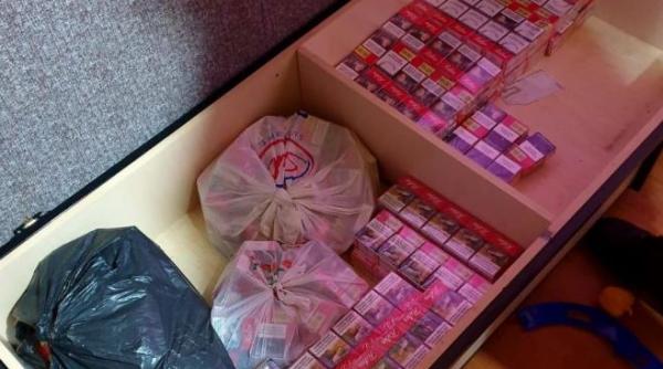 Doi români, reținuți și 35.000 de pachete de ţigări au fost confiscate de oamenii legii