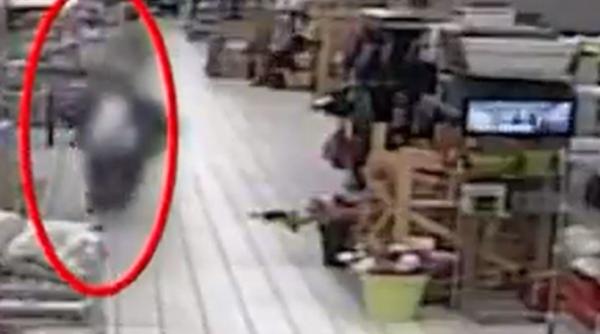  Italia. Atacul din supermarketul din Milano a fost filmat. Ucigașul înjunghia oameni la întâmplare