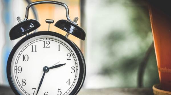 La noapte dăm ceasul înapoi cu o oră. Duminică, cea mai lungă zi din an