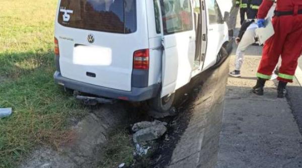 Microbuz cu nouă români, între care 7 copii, s-a răsturnat într-un şanţ 