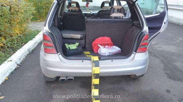 Invenția unui șofer, descoperită de polițiștii de frontieră: ce ascundea bărbatul un podeaua automobilului