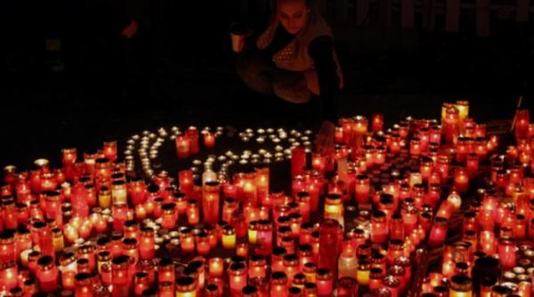 Şapte ani de la Colectiv, tragedia care a îngenuncheat România. Slujbe la Biserică și în faţa fostului club