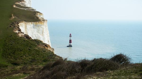 Sfârșit tragic pentru un român de 23 de ani din Anglia. Singur și deprimat, Emilian s-a aruncat de pe stâncile din Eastbourne