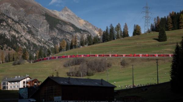 Tren de 2 kilometri, construit de Elveția. Cele 100 de vagoane au străbătut un traseu spectaculos