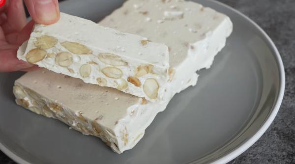 Nuga de vanilie cu nuci, semințe și fructe uscate - Desertul copilăriei, mai simplu ca niciodată