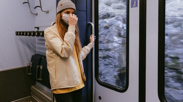 Masca rămâne obligatorie în transportul public din Spania, iar Guvernul ia în calcul extinderea măsurii