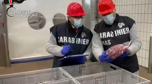 Alertă sanitară în toată Italia: Listeria, crenvurști contaminați și sandvișuri făcute cu produse expirate