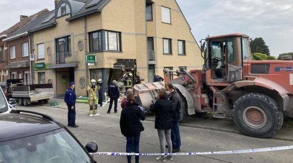 Belgia. Românii care au atacat cu un buldozer o bancă aflată la parterul unei case, condamnați: "Au continuat în timp ce noi eram sus"