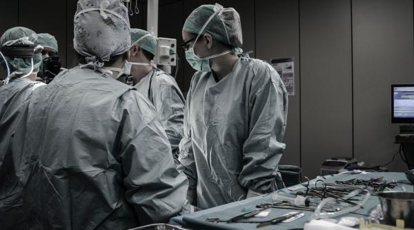 Tumoră ovariană de 70 de kg, care cântarea mai mult decât pacienta, operată de medicii unui spital din Torino