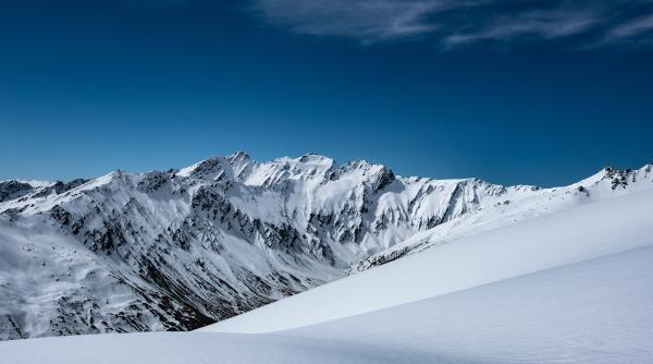 Moment terifiant: Un bloc uriaș de gheață a căzut de la 15 metri peste un turist, în timp ce intra într-o peșteră. VIDEO