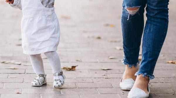 „Munceam 18 ore pe zi!" O bonă româncă adusă în Franța a devenit din victimă, inculpată: „Cu ce ni s-a prezentat?”