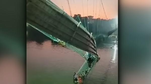 Prăbușirea podului de la Morbi: O capcană mortală pentru copiii indieni. Poliția a arestat nouă persoane