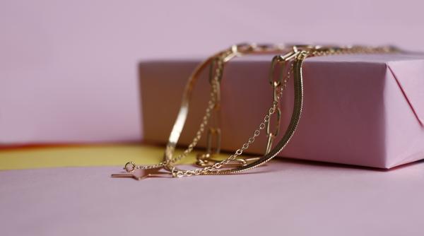 Trucul cu ulei de gătit pentru a descurca lanțurile și colierele în doar câteva secunde. O metodă foarte simplă și eficientă