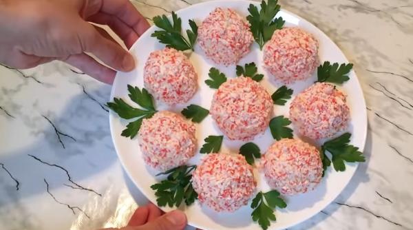 Aperitiv „Rafaelki”, o gustare delicioasă din ouă, brânză și usturoi care vă va încânta cu siguranță oaspeții. Este gata imediat!