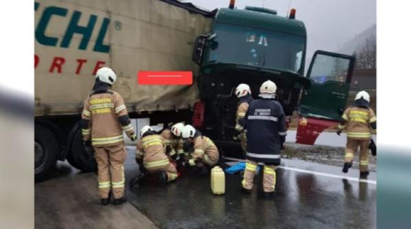 Austria. Șofer român de TIR, la spital după ce a intrat cu mastodontul într-o stație de taxare de pe o autostradă