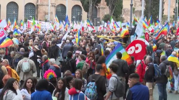 Italia. Zeci de mii de oameni au ieșit în stradă pentru pace în Ucraina: „Trimiterea de arme nu ajută la oprirea unui război” - VIDEO