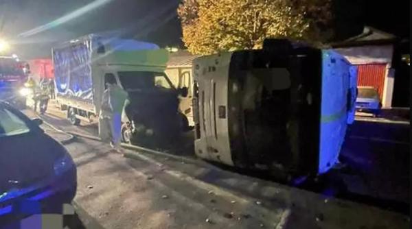 Microbuz plin cu români, răsturnat în Teleorman după un accident cu o dubă: 13 persoane au ajuns la spital