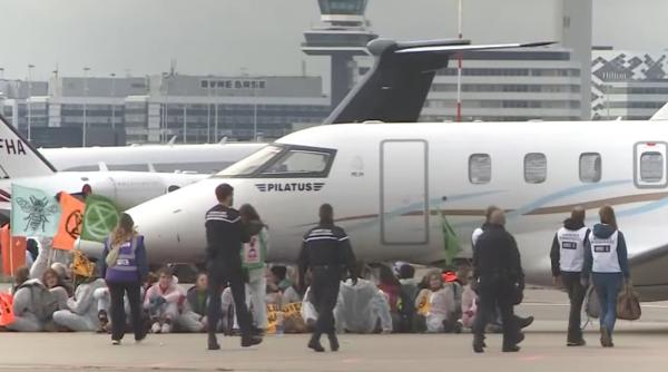 Olanda. Sute de oameni au blocat avioanele pe aeroportul Schiphol: S-au așezat în fața roților. Peste 100 de persoane arestate - VIDEO