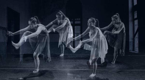 În pași de dans la lumina telefonului: Ucrainenii se luptă cu întreruperile de curent și nu se dau bătuți