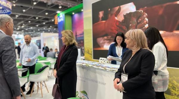 Oficiali guvernamentali au promovat România, la un târg de turism din Londra, cu „frunza Elenei Udrea”, Neversea și ouă încondeiate