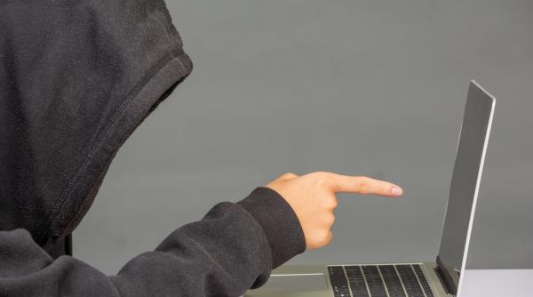 Românul supranumit „regele ofertelor“, trei mii de escrocherii online comise în Italia