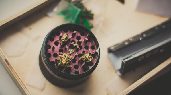 Un pasager francez dintr-un tren internaţional a fost prins cu canabis în România