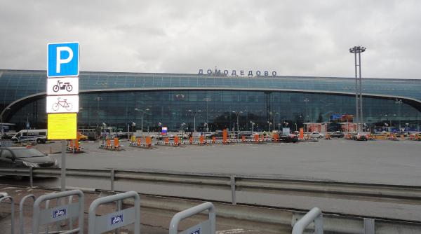 Jaf ca-n filme într-un aeroport internațional din Moscova: Bărbați înarmați cu mitraliere au furat saci cu 4 milioane de dolari