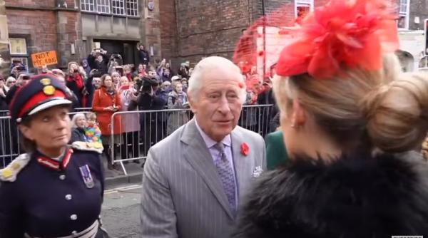 Tânărul care a aruncat cu ouă înspre regele Charles al III-lea nu mai are voie să transporte astfel de produse în public