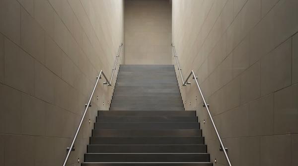 Moarte tragică a unei românce, care a căzut pe scările depozitului unei gelaterii. Proprietarii sunt judecați