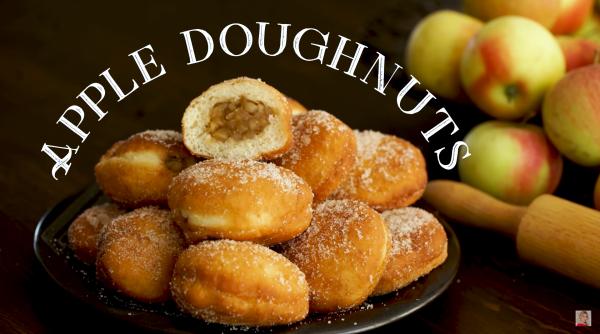 Gogoși cu scorțișoară umplute cu mere - un desert crocant și moale în același timp