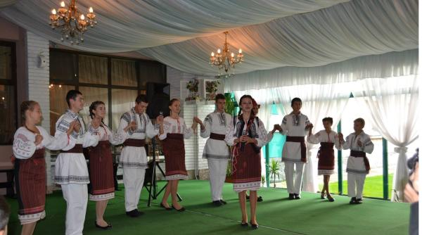 Tradiții și cultură românească în Italia. Grupul folcloric Valea Șomuzului, spectacol la Chieri 