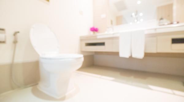 Pune acest ingredient din bucătărie în rezervorul de toaletă. Un truc fantastic! Notează-l chiar acum