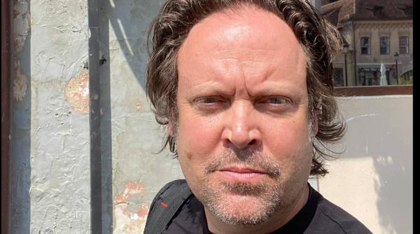 Regizorul britanic Charlie Ottley s-a întors în România cu daruri pentru copiii care i-au furat echipamentul de filmat