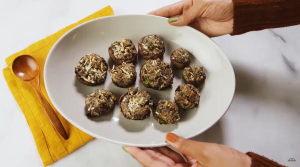 Ciuperci umplute cu legume, soia și susan. Un preparat de post mai delicios nu există!