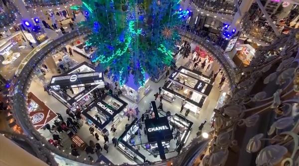 Franța. Protestatarii din Paris au întrerupt celebra ceremonie de aprindere a bradului de Crăciun de la Galeries Lafayette