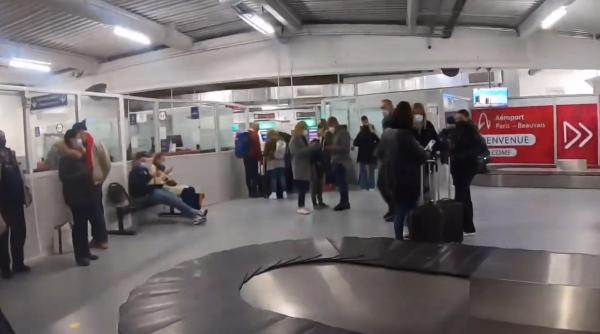 Ce-au pățit mai mulți români pe un aeroport din Paris: „Cea mai proastă experiență. Nu erau scaune, oamenii stăteau pe jos” - VIDEO