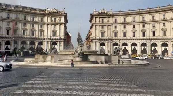 Italia. Un român, amendat după ce s-a spălat pe picioare într-o fântână arteziană din Roma