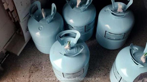 Microbuz, care transporta ilegal de butelii cu freon, bombă pe patru roți. Șoferița s-a ales cu dosar penal