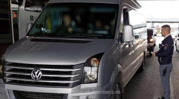Microbuz, oprit la intrarea în țară. Pasagerii, puși în pericol de șofer