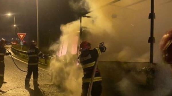 O autoutilitară s-a făcut scrum pe autostrada A1. Șase persoane din vehicul s-au salvat în ultima clipă 