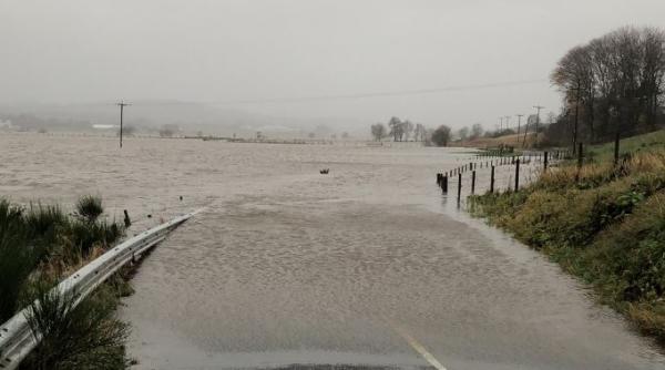 Ploi abundente și inundații în Marea Britanie. Sute de persoane au rămas fără curent
