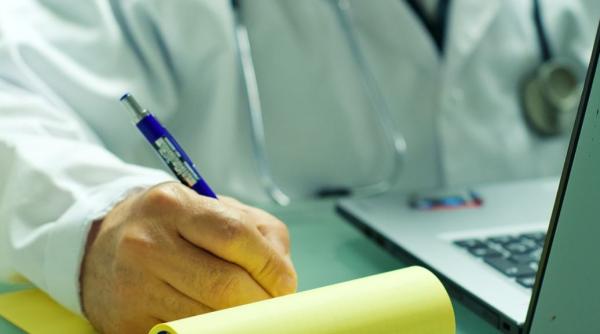 Poliția capitalei: Mai mulţi medici ar fi întocmit parţial certificate de deces, contra unor sume de bani